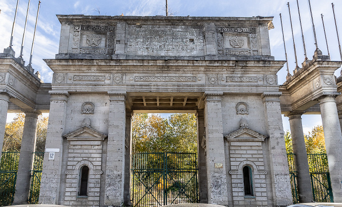 Strada Tighina: Ruinele Stadionului Republican Chișinău