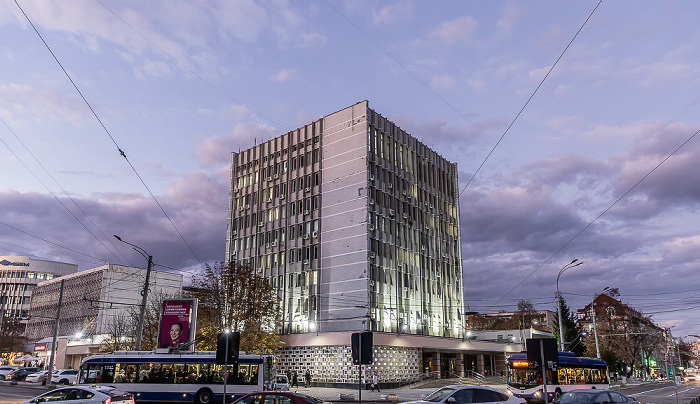 Strada Constantin Tănase / Bulevardul Grigore Vieru: Banca Națională a Moldovei Chișinău