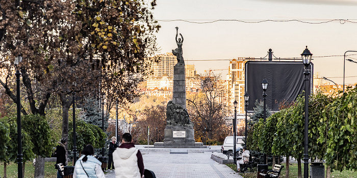 Bulevardul Grigore Vieru mit dem Monumentul Eroilor Comsomolului Leninist Chișinău