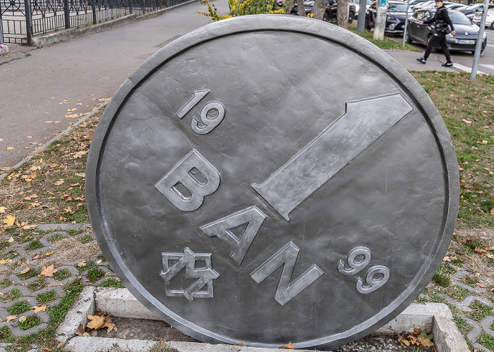 Strada Constantin Tănase / Strada Mitropolit Gavriil Bănulescu-Bodoni: Monumentul Un Ban Chișinău