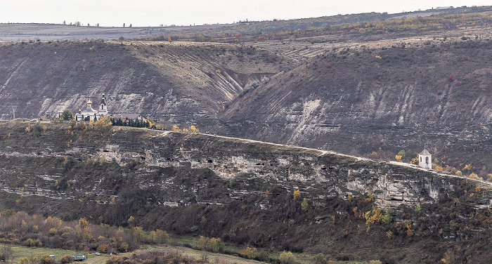Orheiul Vechi: Biserica Sfânta Maria (links) und Mănăstirea Rupestră Peștera (Pestera Höhlenkloster) Butuceni