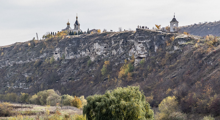 Orheiul Vechi: Biserica Sfânta Maria (links) und Mănăstirea Rupestră Peștera (Pestera Höhlenkloster) Butuceni
