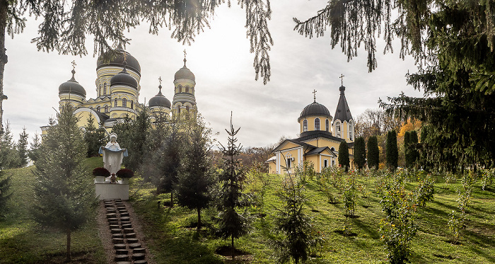 Kloster Hîncu: Catedrala Sfinții Apostoli Petru și Pavel (links), Biserica de vară Sfânta Cuvioasă Parascheva Bursuc