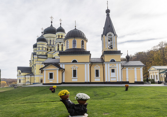 Kloster Hîncu: Biserica de vară Sfânta Cuvioasă Parascheva (vorne), Catedrala Sfinții Apostoli Petru și Pavel Bursuc