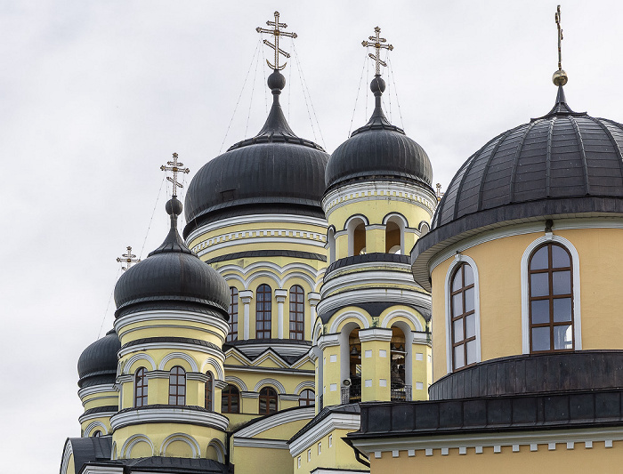 Kloster Hîncu: Biserica de vară Sfânta Cuvioasă Parascheva (vorne), Catedrala Sfinții Apostoli Petru și Pavel Bursuc