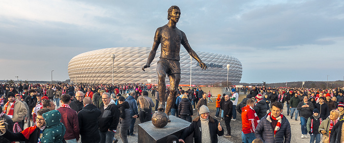 Parkhaus der Allianz Arena / Esplanade: Franz-Beckenbauer-Denkmal München