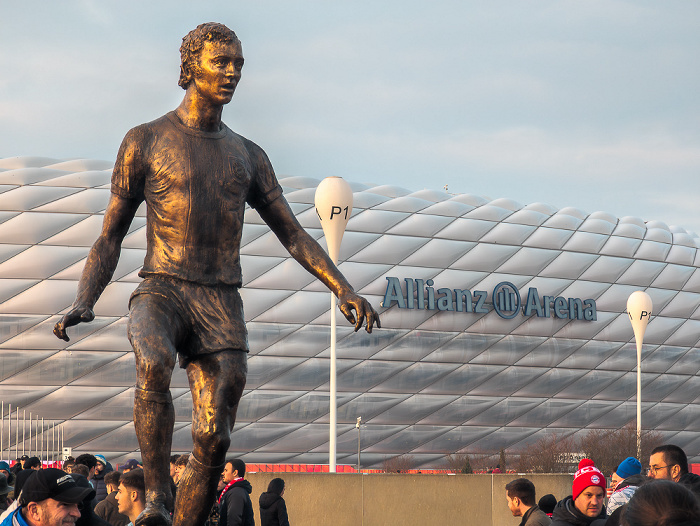 Parkhaus der Allianz Arena / Esplanade: Franz-Beckenbauer-Denkmal München