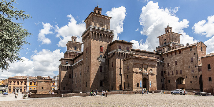 Piazzetta del Castello: Castello Estense Ferrara