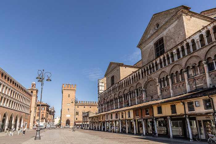Piazza Trento e Trieste: Cattedrale di San Giorgio Martire (rechts) Ferrara