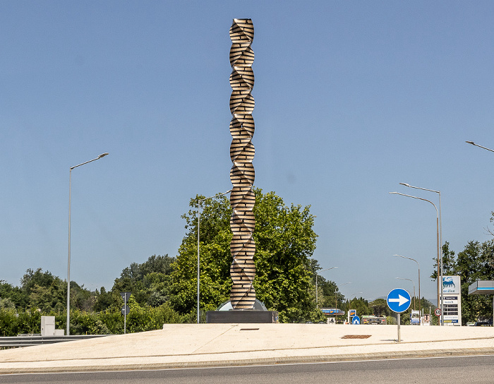Via Unità d'Italia / Via Pisanica: Colonna Infinita Marina di Pietrasanta