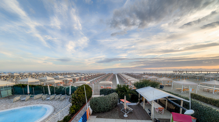 Blick vom Bagno Antonio: Versilia mit Strandbädern, Tyrrhenisches Meer Marina di Pietrasanta