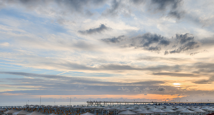 Blick vom Bagno Antonio: Versilia mit Strandbädern, Tyrrhenisches Meer Marina di Pietrasanta