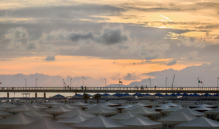 Blick vom Bagno Antonio: Versilia mit Strandbädern, Tyrrhenisches Meer Marina di Pietrasanta