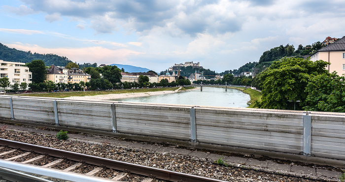 Blick vom Bahnhof Salzburg Mülln-Altstadt: Salzach mit Müllnersteg, Altstadt, Festung Hohensalzburg Salzburg
