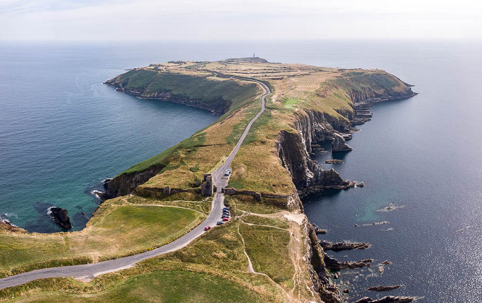 Old Head mit dem De Courcey Castle, dem Old Head Golf Links und dem Old Head of Kinsale Lighthouse, Keltische See (Atlantik) County Cork