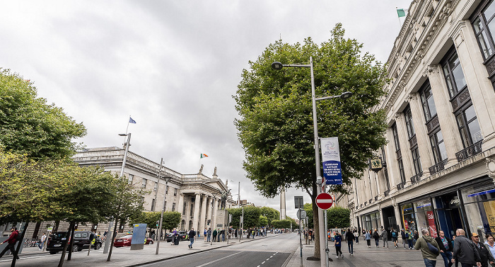 Dublin O'Connell Street Lower: General Post Office (links), Clerys Quarter (rechts) mit Clery's Clock