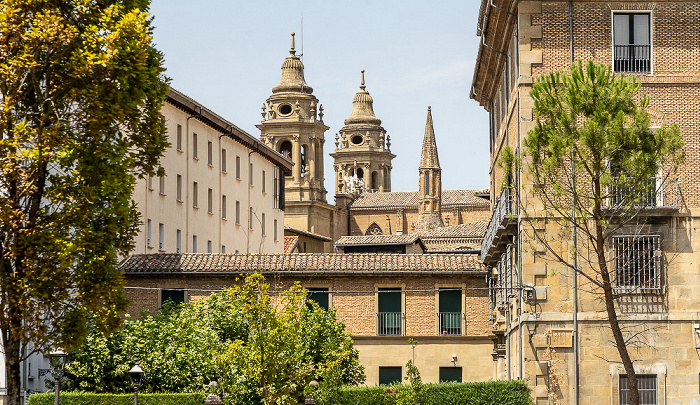 Plaza Santa María la Real: Residencia de Estudiantes La Providencia (links) / Arzobispado de Pamplona y Tudela Pamplona