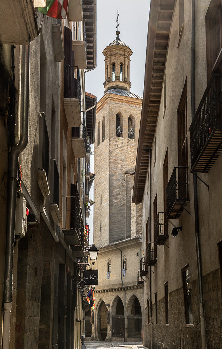 Calle Joaquín Jarauta: Iglesia de San Saturnino Pamplona