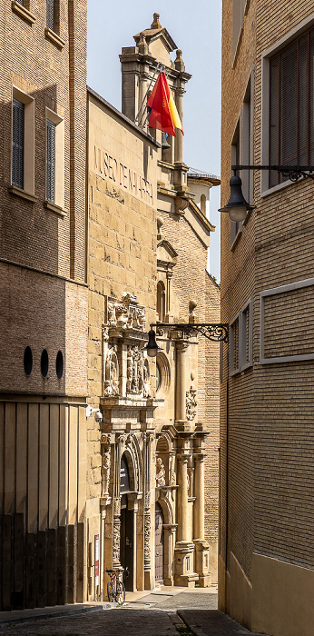 Calle Descalzos: Museo de Navarra Pamplona