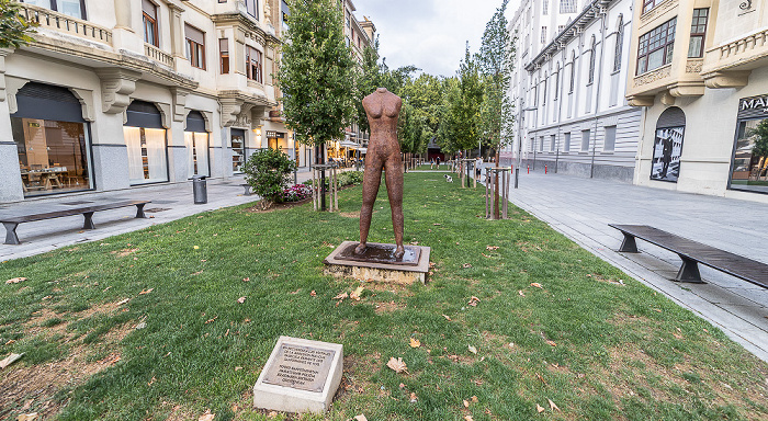 Avenida Roncesvalles: Monumento a las víctimas de los incidentes San Fermines 1978 Pamplona