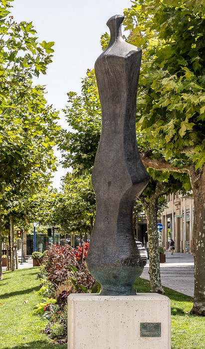 Avenida Carlos III el Noble: Skulptur Unidad Triple y Liviana Pamplona