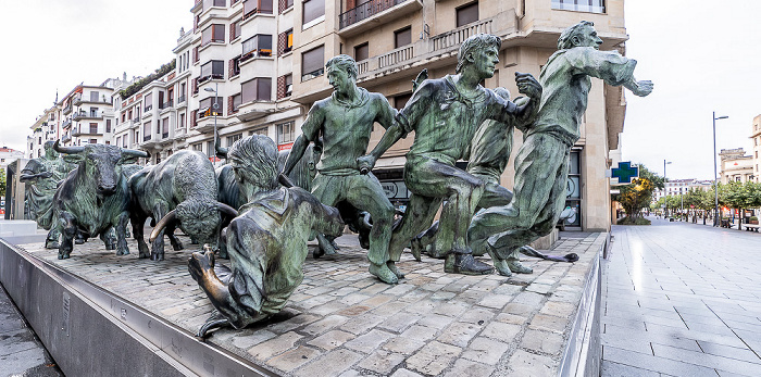 Avenida Roncesvalles: Monumento al Encierro Pamplona
