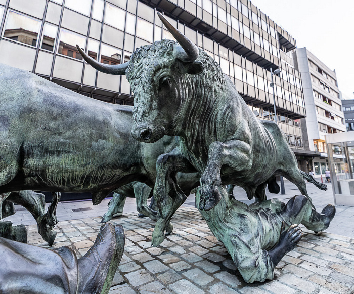 Avenida Roncesvalles: Monumento al Encierro Pamplona