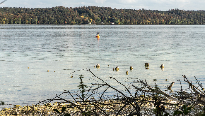 Blick von der Roseninsel: Starnberger See mit Pfahlbausiedlung Roseninsel Feldafing