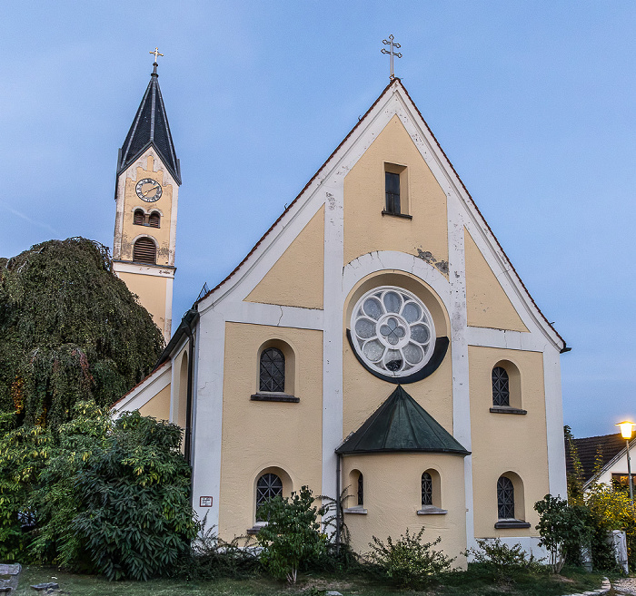 Am Kirchplatz: St. Peter und Paul Feldafing