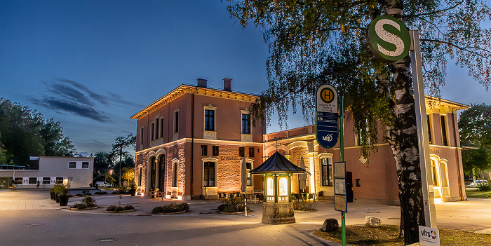 Bahnhofstraße / Bahnhofsplatz: Rathaus Feldafing